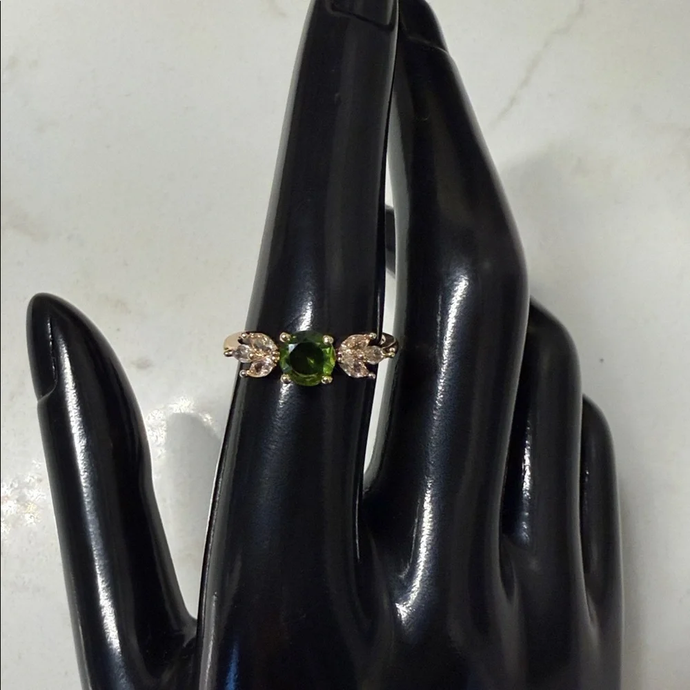 Elegant Green and Gold Women's Ring